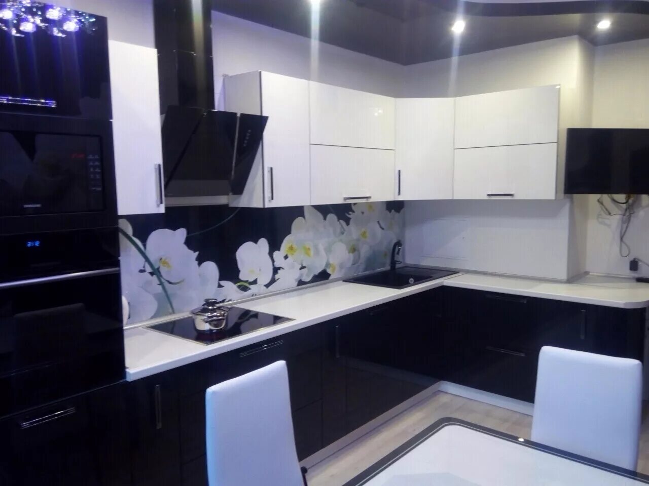 Кухня черно белая дизайн глянец угловая фото Черно-белая глянцевая угловая кухня из акрилового пластика, Екатеринбург