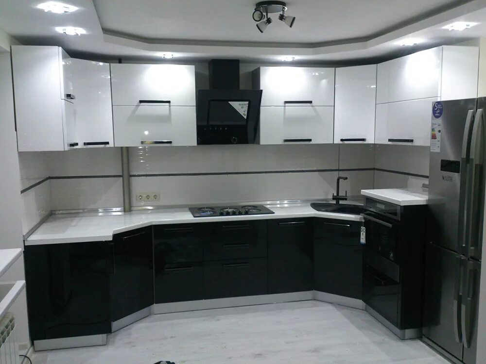 Кухня черно белая дизайн глянец угловая фото Кухня черно-белая угловая современная