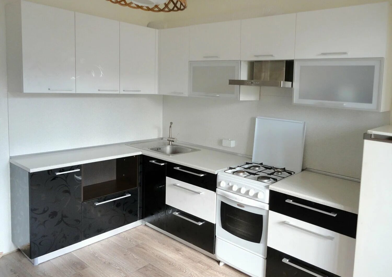 Кухня черно белая дизайн глянец угловая фото Ремонт кухонного гарнитура в Берёзовском - Сборка и ремонт мебели - Ремонт и стр