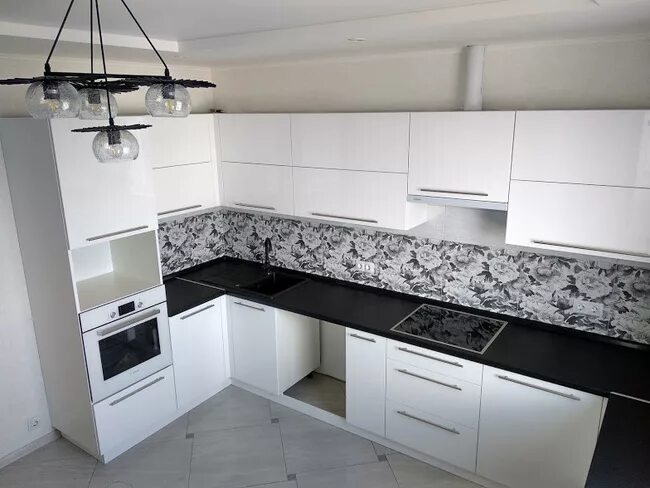 Кухня черно белая дизайн глянец угловая фото Кухня угловая черно-белая с барной стойкой