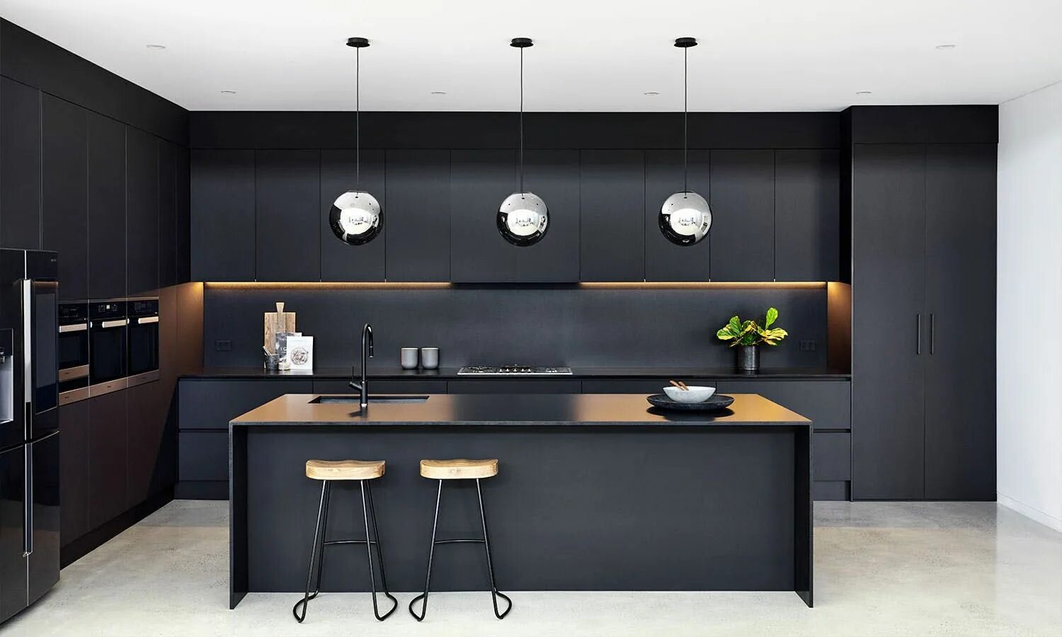Кухня черно бежевая интерьер Black beauty: A bold kitchen with Silestone ® Negro Tebas by Vicello Kitchens - 