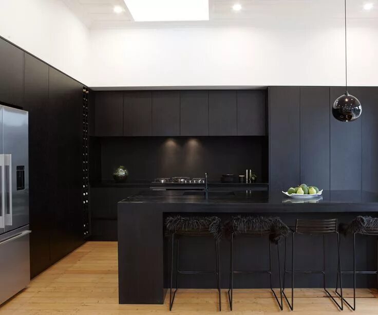 Кухня черно бежевая интерьер We love these black cabinets! Re-create this gorgeous matte kitchen look with FE