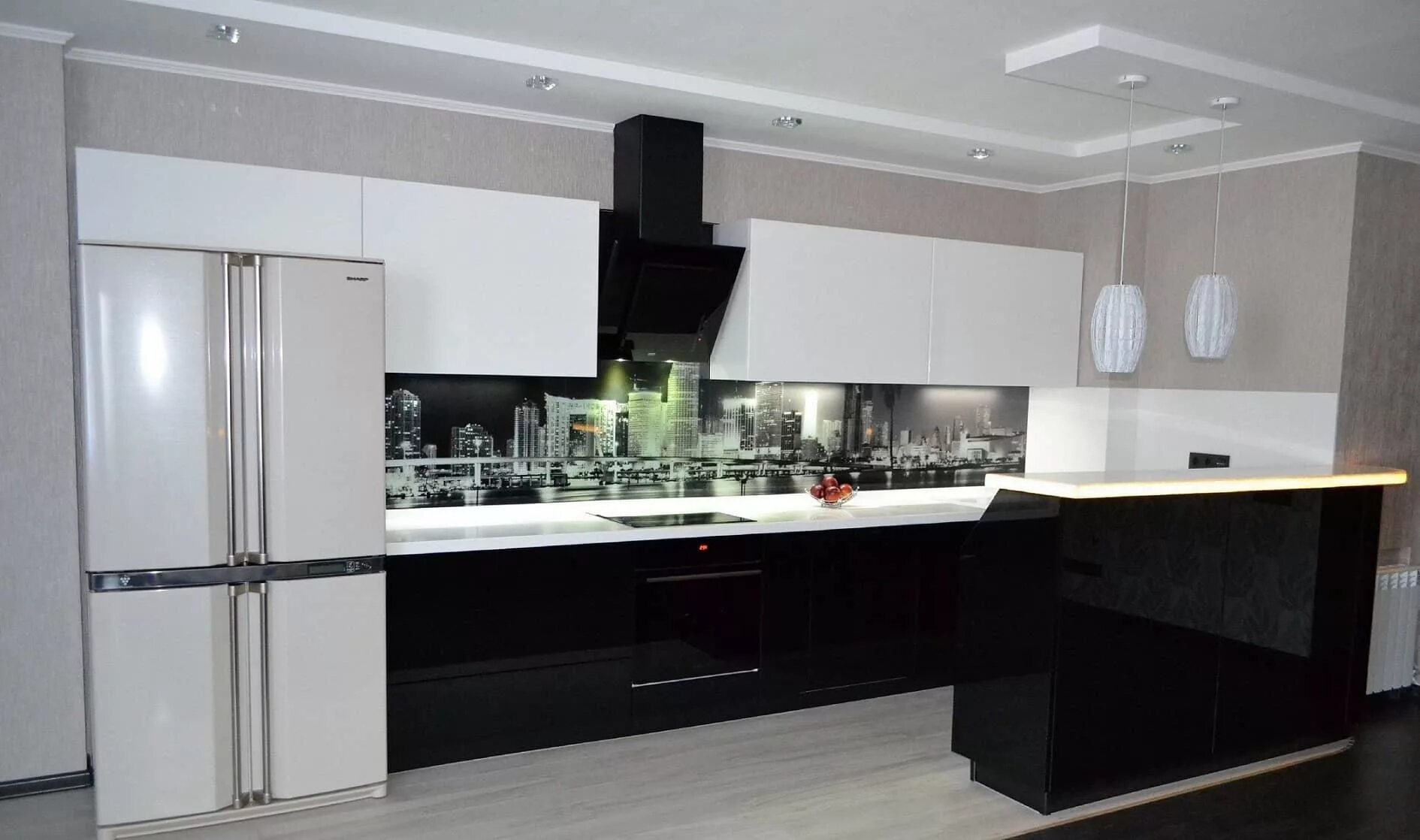 Кухня черный низ белый верх фото Пластиковые панели для кухни: стеновая панель с рисунком, как обшить кухню, пото