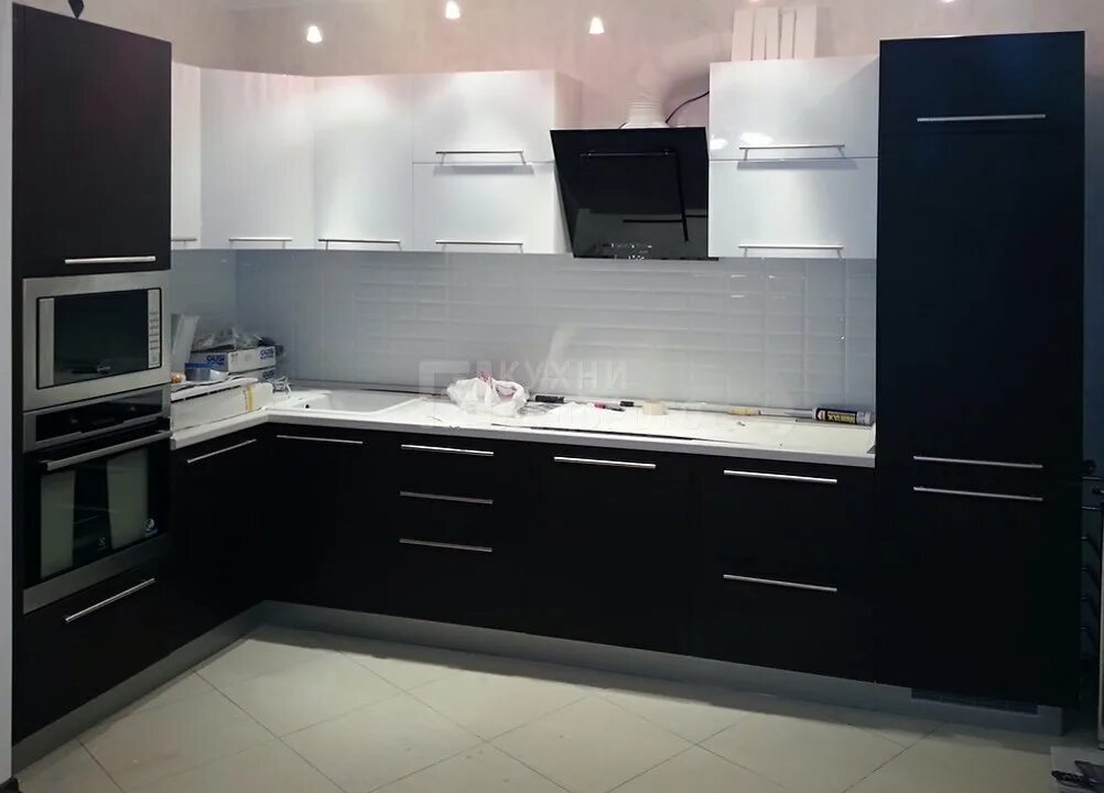 Кухня черный низ белый верх фото Кухня Гастон купить от производителя Мебельмания в Санкт-Петербурге