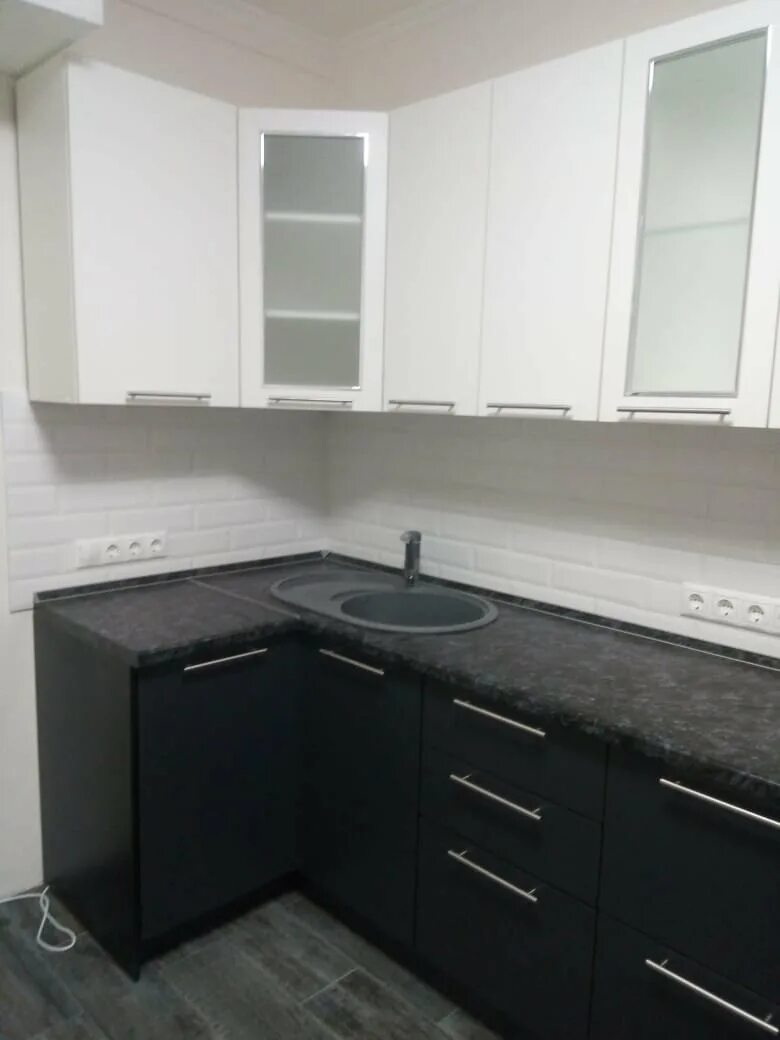 Кухня черный низ белый верх фото Кухонный гарнитур белый верх черный низ (53 фото)