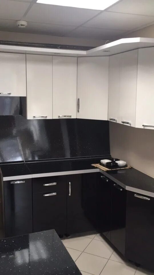 Кухня черный низ белый верх фото Кухонный гарнитур черный низ белый верх: Кухня черный низ белый верх (61 фото) -