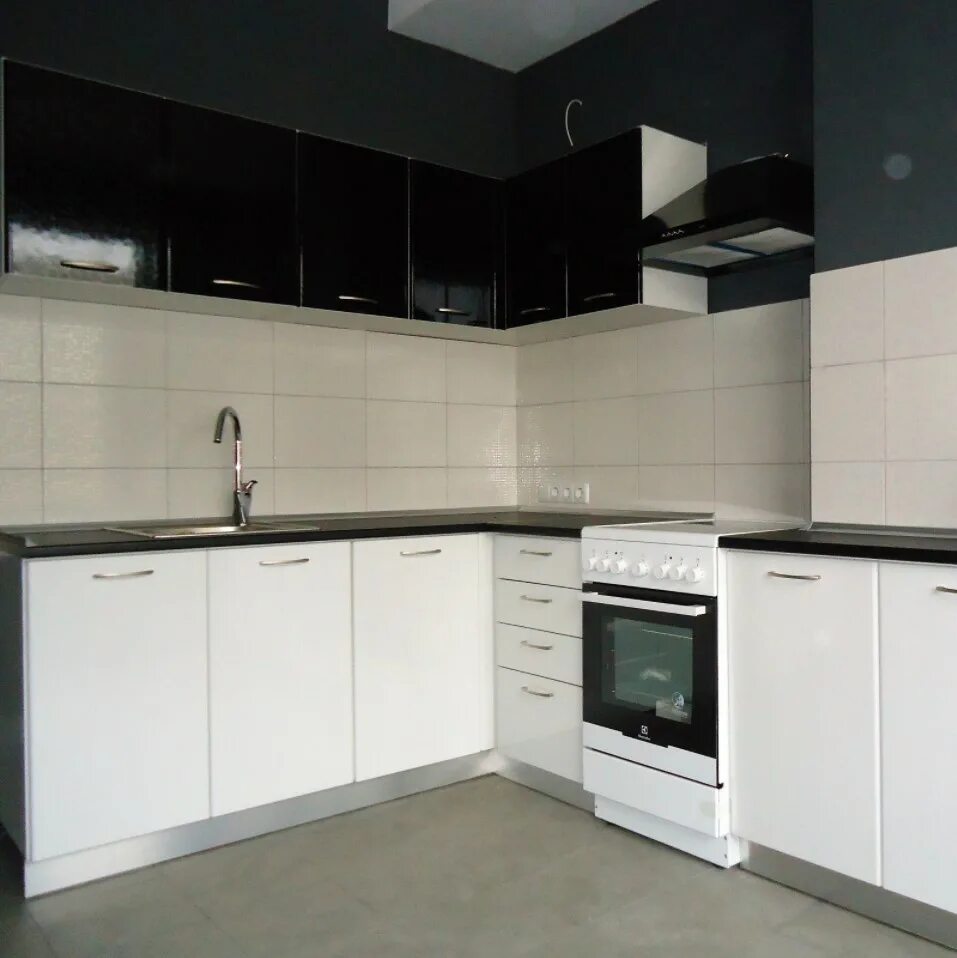 Кухня черный низ белый верх фото Кухонный гарнитур: белый верх, черный низ (фото) - dachnyeidei.ru