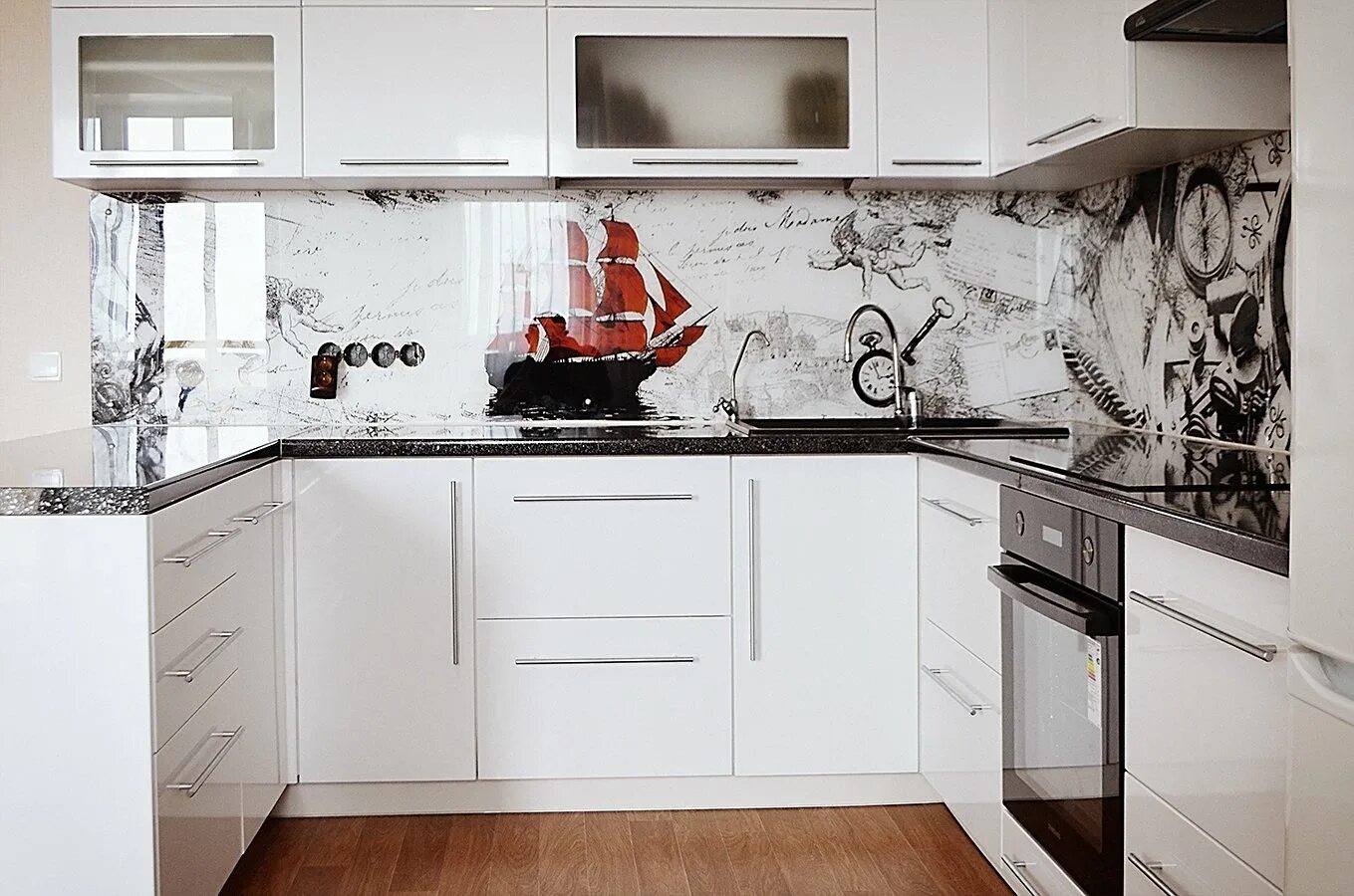 Кухня фартук фото дизайн Фартуки для кухни из стекла: разновидности, советы по выбору и уходу