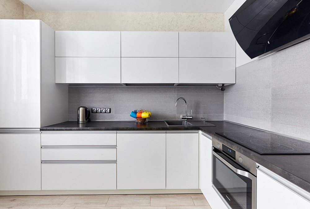 Кухня фасад белая фото КУХНЯ ИЗ АКРИЛА СИЗЫЙ ТУМАН Кухня, Красивые кухни, Белая кухня