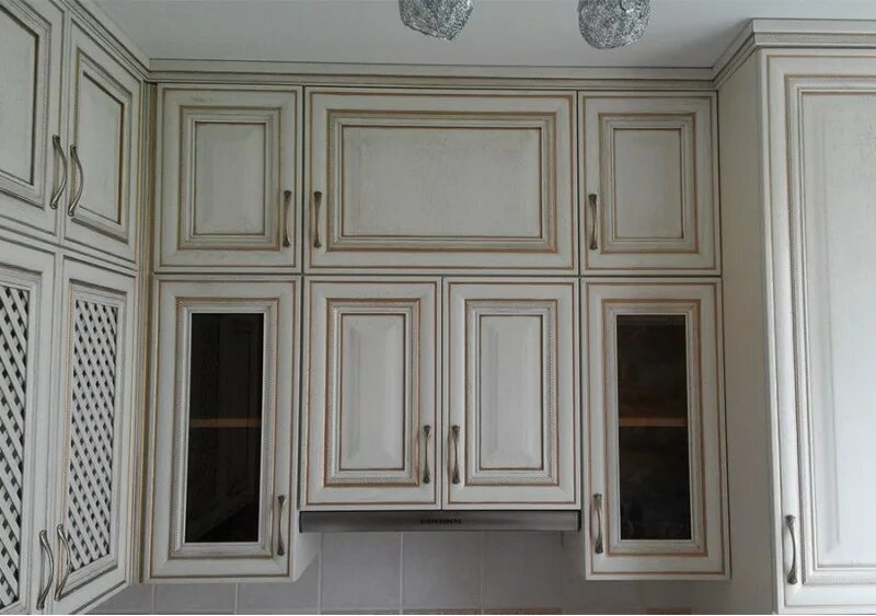 Кухня фасады массив фото Бергонцы бежевый с золотой патиной