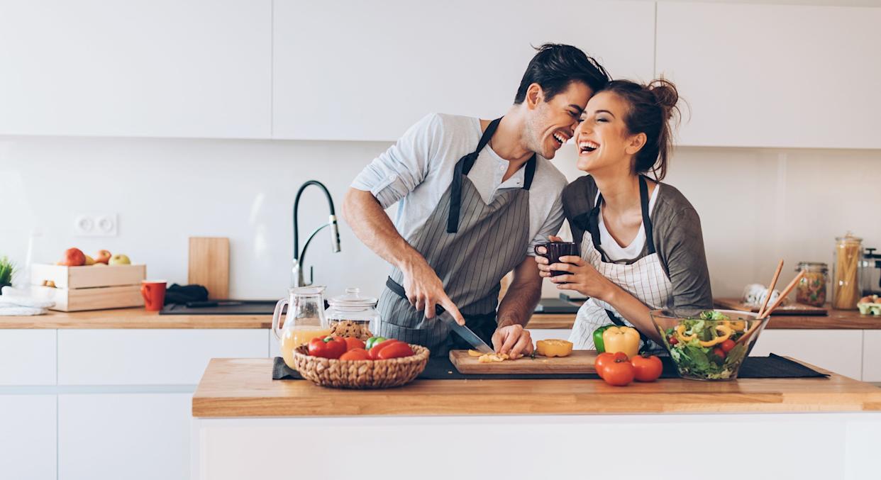 Кухня фото людей Couples are getting creative to enjoy amazing date nights at home in the lockdow