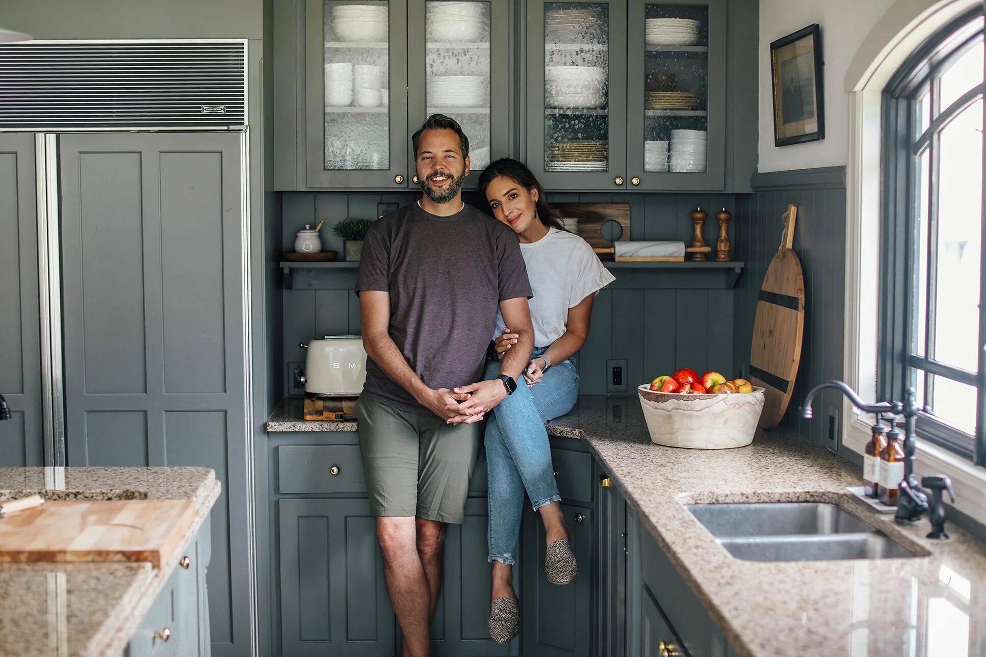 Кухня фото людей Two Weeks and $1,000 Was All it Took for This Couple to Transform Their Kitchen 