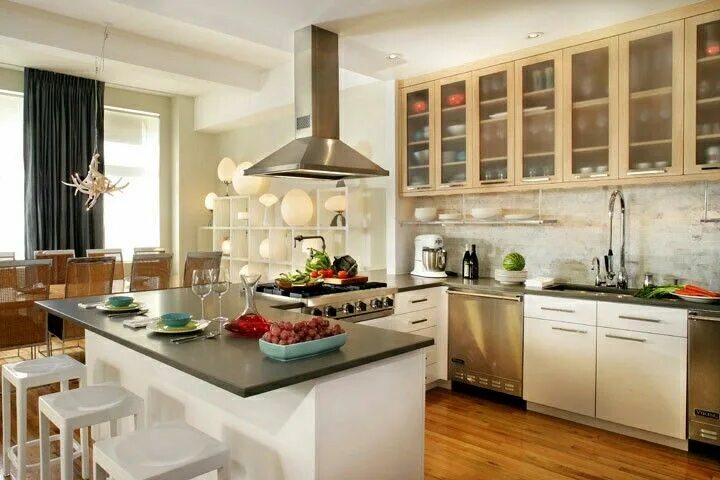 Кухня фото разные фото Kitchen white cabinets on bottom maple cabinets on top Cosy kitchen, Loft kitche