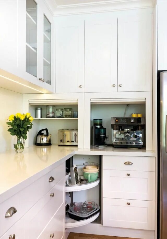 Кухня фото шкафчики Image from Houzz. Love the appliance hide away cupboard and the lazy Susan corne