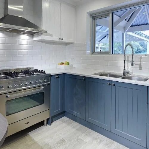 Кухня фото синее серым Beach Style Kitchen in the City Kitchen styling, Coastal inspired kitchens, Kitc