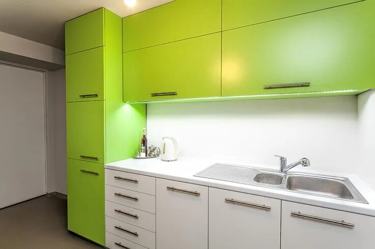 Кухня фото зеленый низ מטבחים בסטייל מודרני Green kitchen furniture, Kitchen cabinets color combination