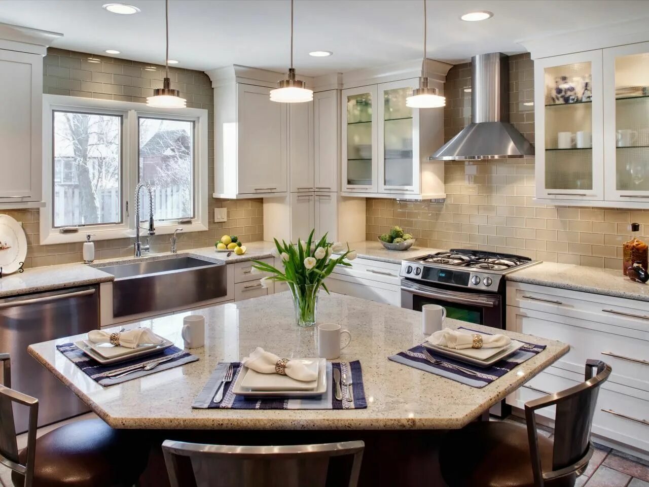 Кухня фотографии дизайн интерьера Угловая планировка мебельного гарнитура помогает рационально использовать простр