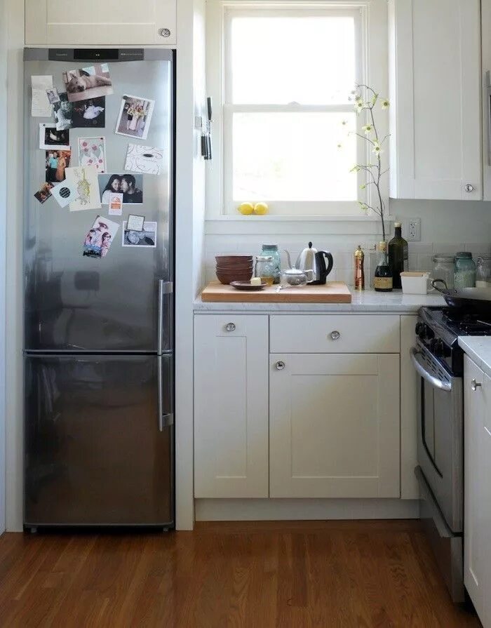 Кухня холодильник у окна фото Best Appliances for Small Kitchens: Remodelista's 10 Easy Pieces Tiny kitchen, S