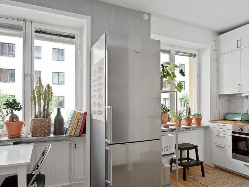 Кухня холодильник у окна фото Купить студию, 24 кв. м., Краснодар, цена 836400 руб., № 741325 Ribri.ru