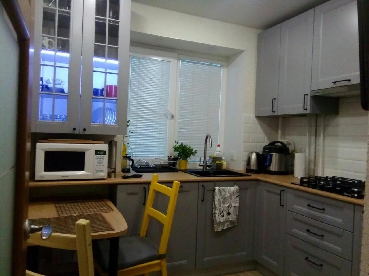 Кухня холодильник у окна фото Новая кухня в хрущевке Kitchen cabinets, Kitchen, Home decor