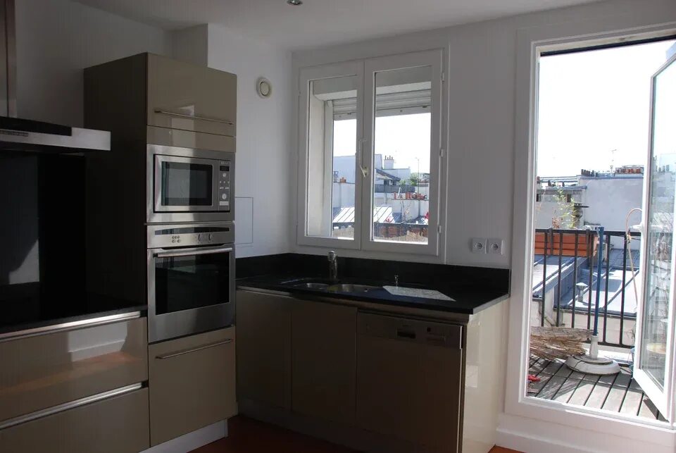 Кухня холодильник у окна фото Refrigerator closes the window in the kitchen photo (43 Photos)