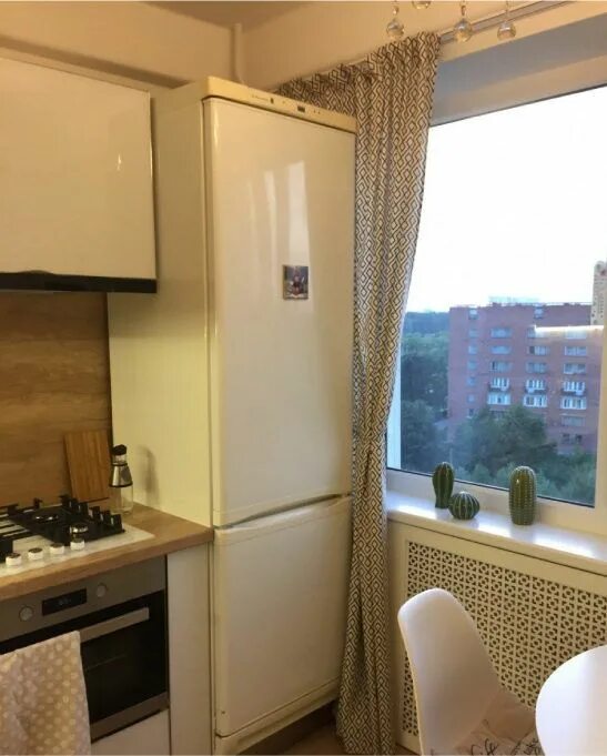 Кухня холодильник у окна фото Белая маленькая кухня Kitchen design small, Interior design kitchen, Kitchen int