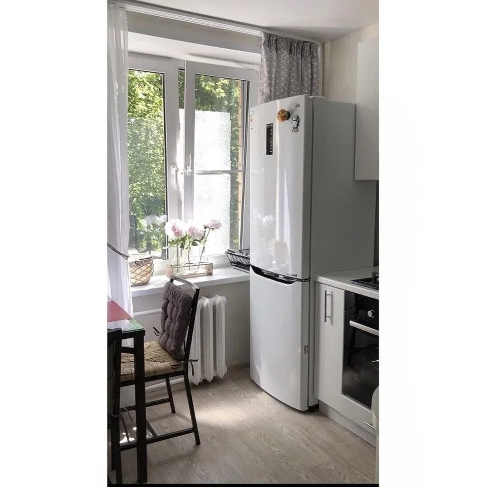 Кухня холодильник у окна фото Refrigerator closes the window in the kitchen photo (43 Photos)