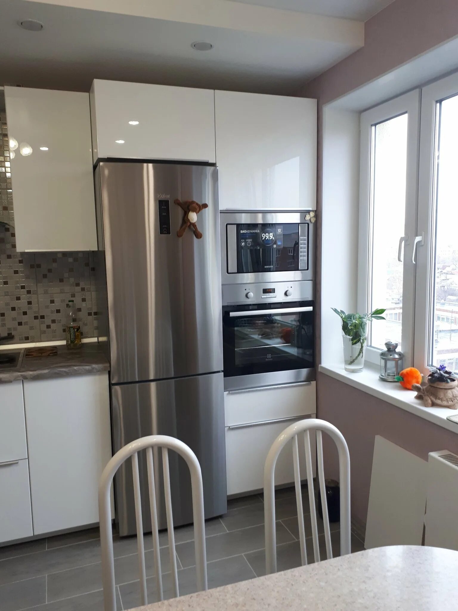 Кухня холодильник у окна фото Холодильник у окна на кухне - Гранд Проект Декор.ру