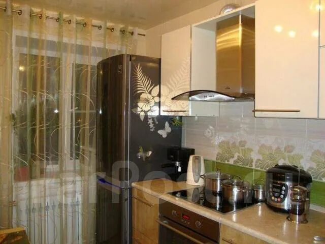 Кухня холодильник у окна фото Однушка близко к Центру - Купить 1-комнатная квартиру в Хабаровске ФарПост