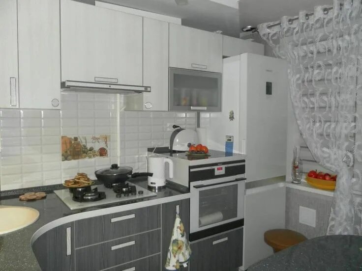 Кухня холодильник у окна фото Картинки по запросу кухня 6 метров Home kitchens, Home decor, Kitchen