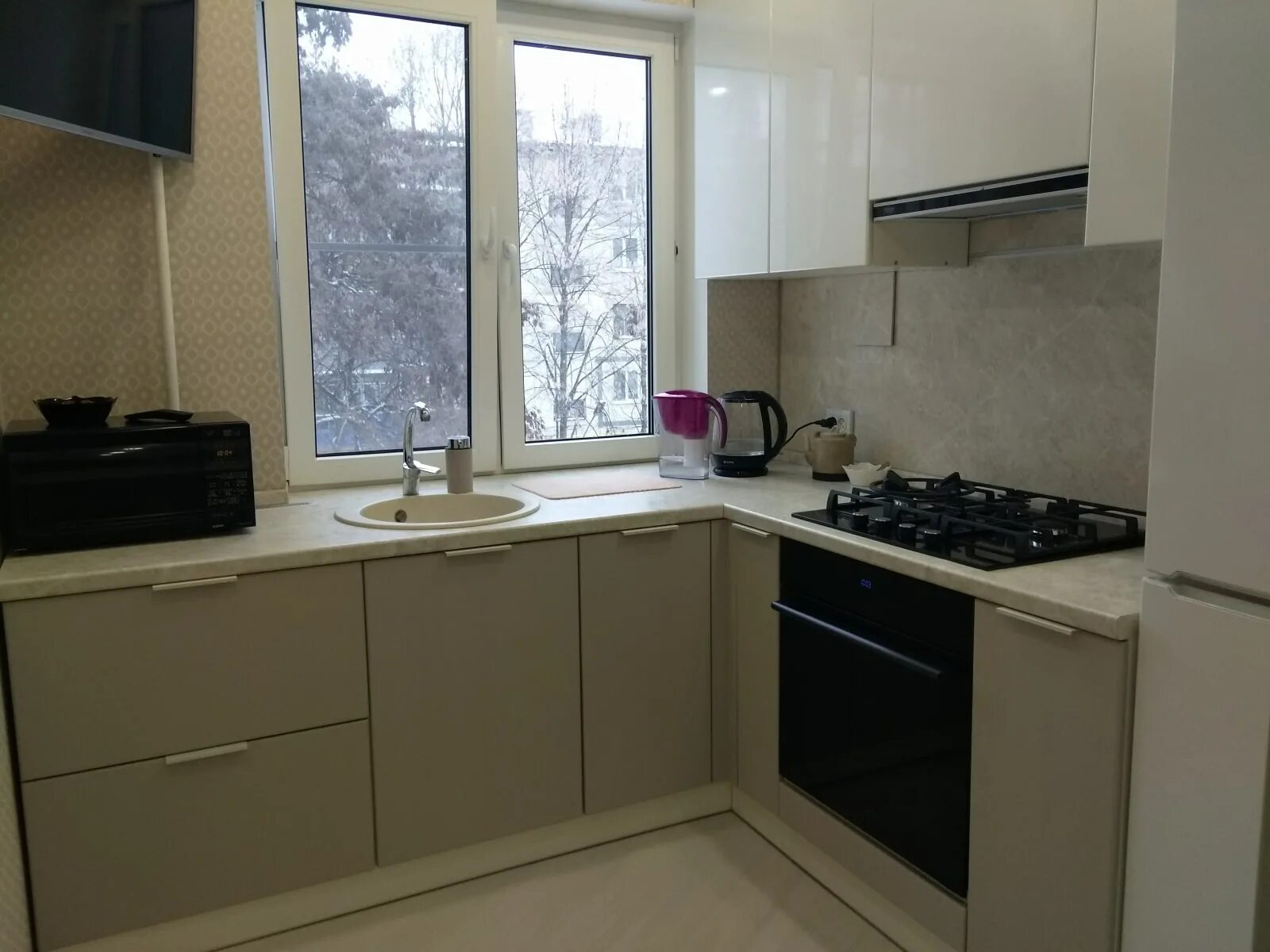 Кухня холодильник у окна фото Хрущевский холодильник: 5 вариантов переделки + пошаговая инструкция