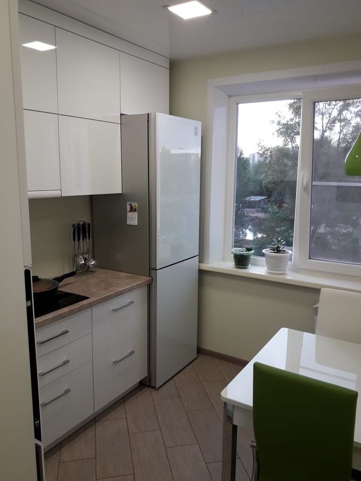 Кухня холодильник у окна фото Pin on Ремонт Kitchen design small, Kitchen furniture design, Home decor kitchen
