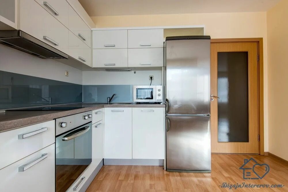 Кухня холодильник у окна фото Кухня в панельном доме: 10 советов по оформлению и 130+ фото