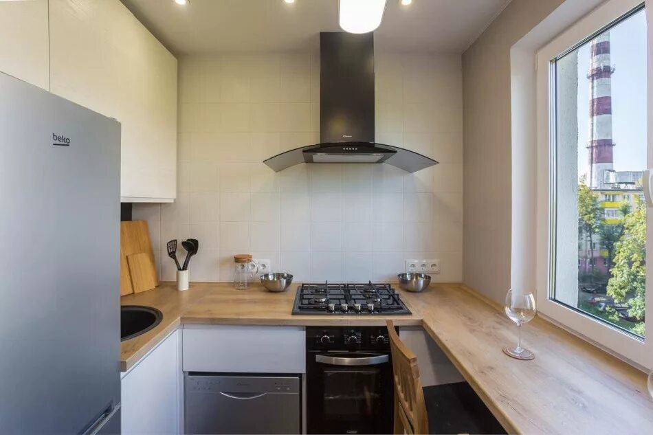 Кухня хрущевка дизайн фото 6 кв Дизайн белой кухни 6 кв. м с деревянной столешницей-подоконником (8 фото)