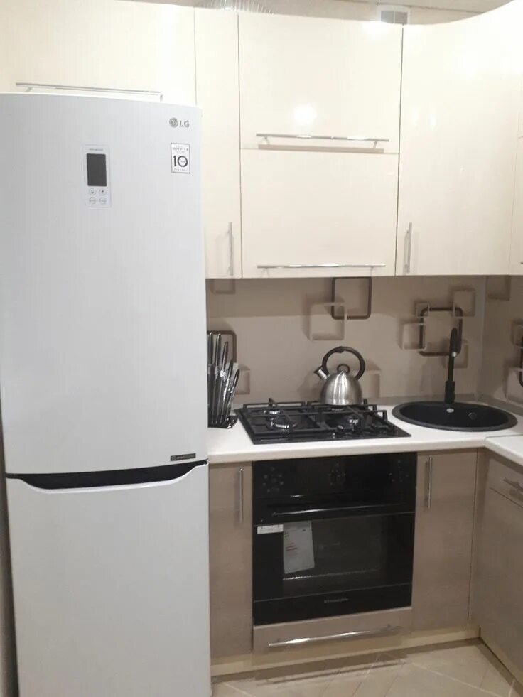 Кухня хрущевка дизайн с холодильником и газовой Фотографии ДИЗАЙН ХРУЩЕВКИ Kitchen decor modern, Small apartment kitchen, Kitche