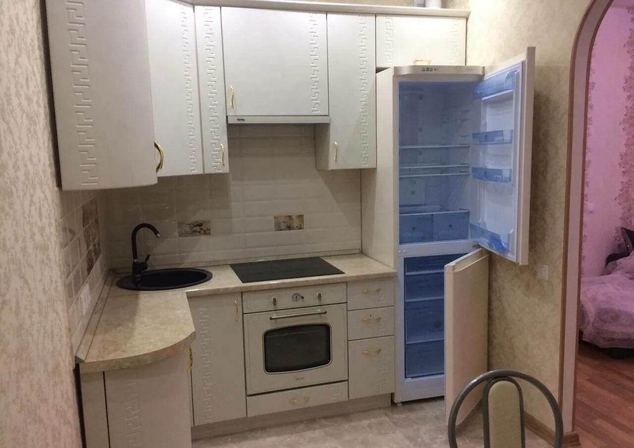 Кухня хрущевка дизайн с холодильником и газовой Белая кухня 6 кв м в хрущевке с холодильником и посудомойкой (9 фото)