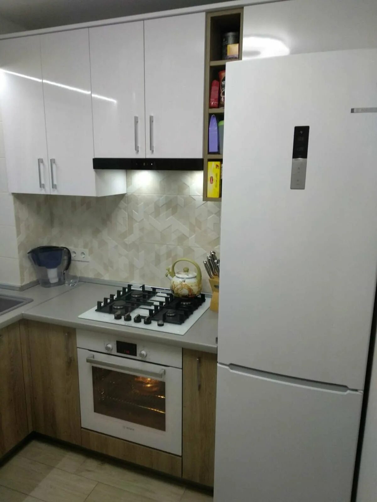 Кухня хрущевка дизайн с холодильником и газовой Белая кухня 6 кв м в хрущевке с холодильником и посудомойкой (9 фото)