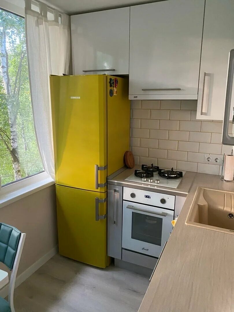 Кухня хрущевка дизайн с холодильником и газовой Где и как спрятать холодильник на маленькой кухне, чтобы было удобно Mebel.ru Дз