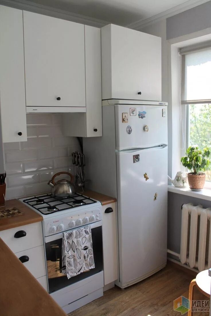 Кухня хрущевка дизайн с холодильником и газовой Минимум вложений Kitchen interior, Kitchen remodel small, Kitchen design small