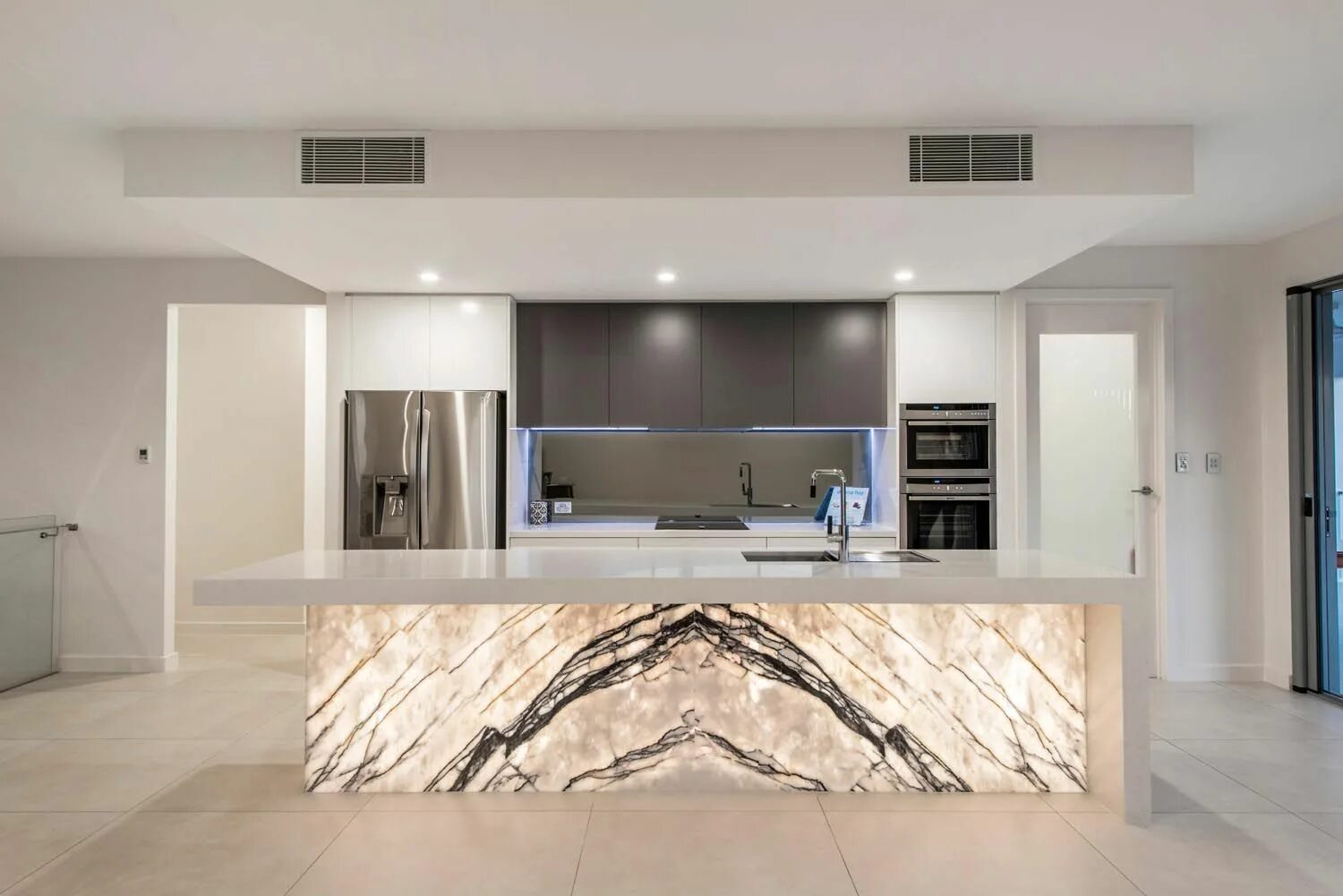 Кухня под мрамор дизайн фото Pin by Amanda Rodrigues on bancada cozinha Modern marble kitchen, Kitchen remode