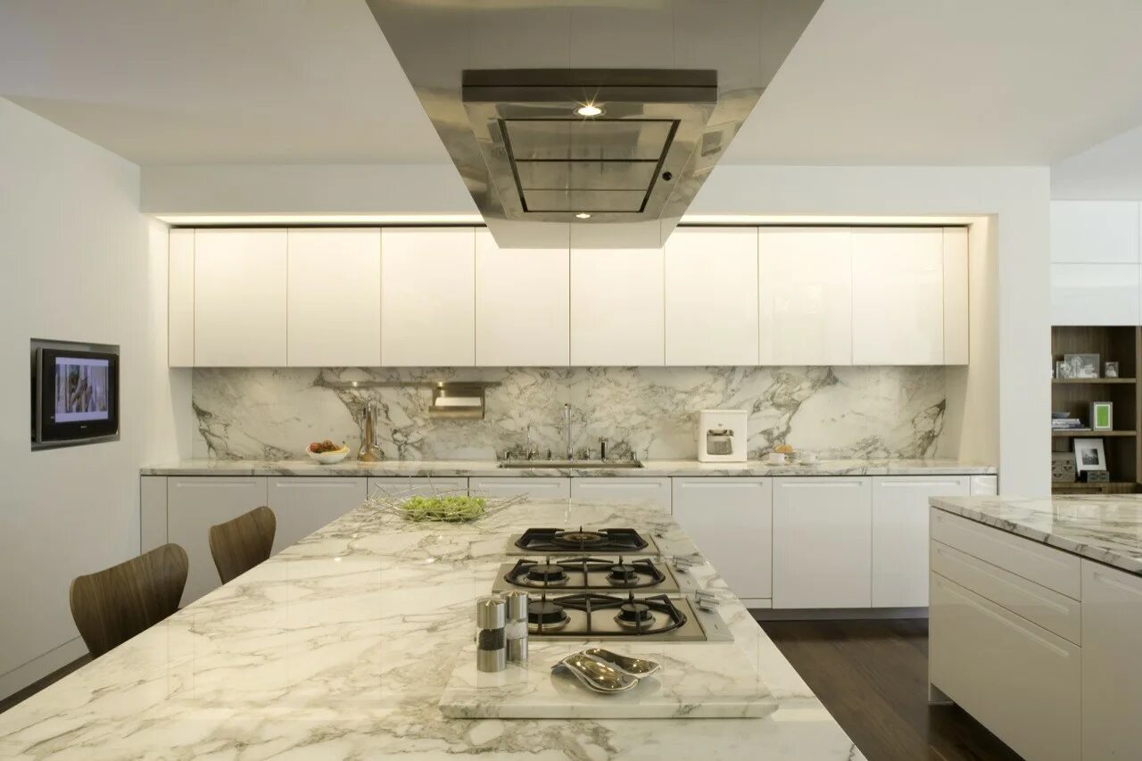 Кухня под мрамор дизайн фото Gallery of Brentwood Residence / Belzberg Architects - 30