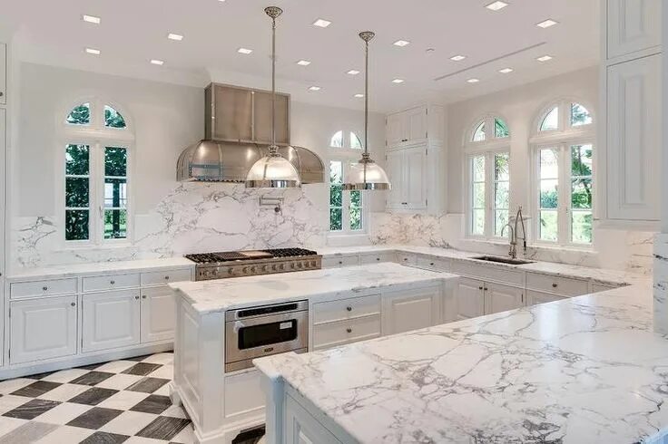 Кухня под мрамор дизайн фото в интерьере White Kitchen with Black and White Harlequin Tile Floor - Transitional - Kitchen