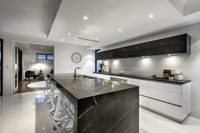 Кухня под мрамор дизайн фото в интерьере The Medallion by Webb & Brown-Neaves HomeDSGN Modern kitchen design, Kitchen roo