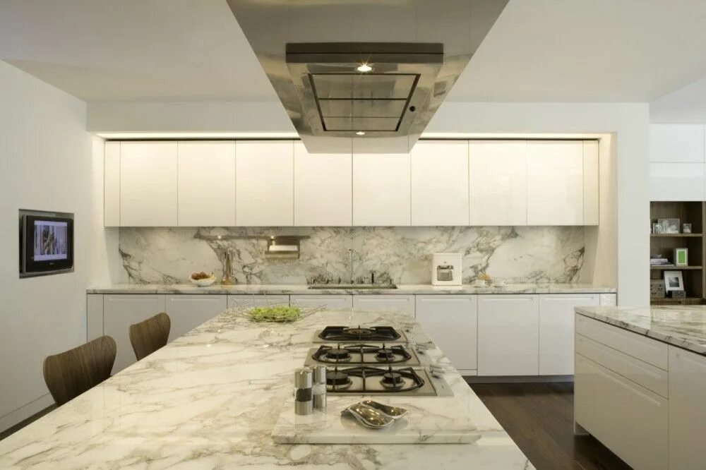 Кухня под мрамор дизайн фото в интерьере Brentwood Residence / Belzberg Architects Kücheneinrichtung, Innenarchitektur kü