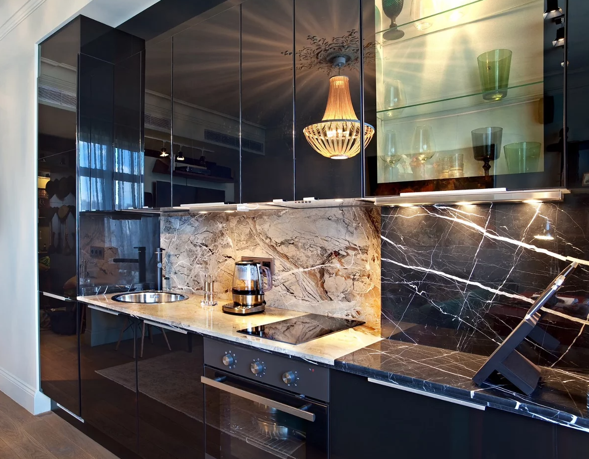 Кухня под мрамор дизайн фото в интерьере Кухонный фартук из гибкого мрамора, мраморный кухонный фартук: Казань, Набережны