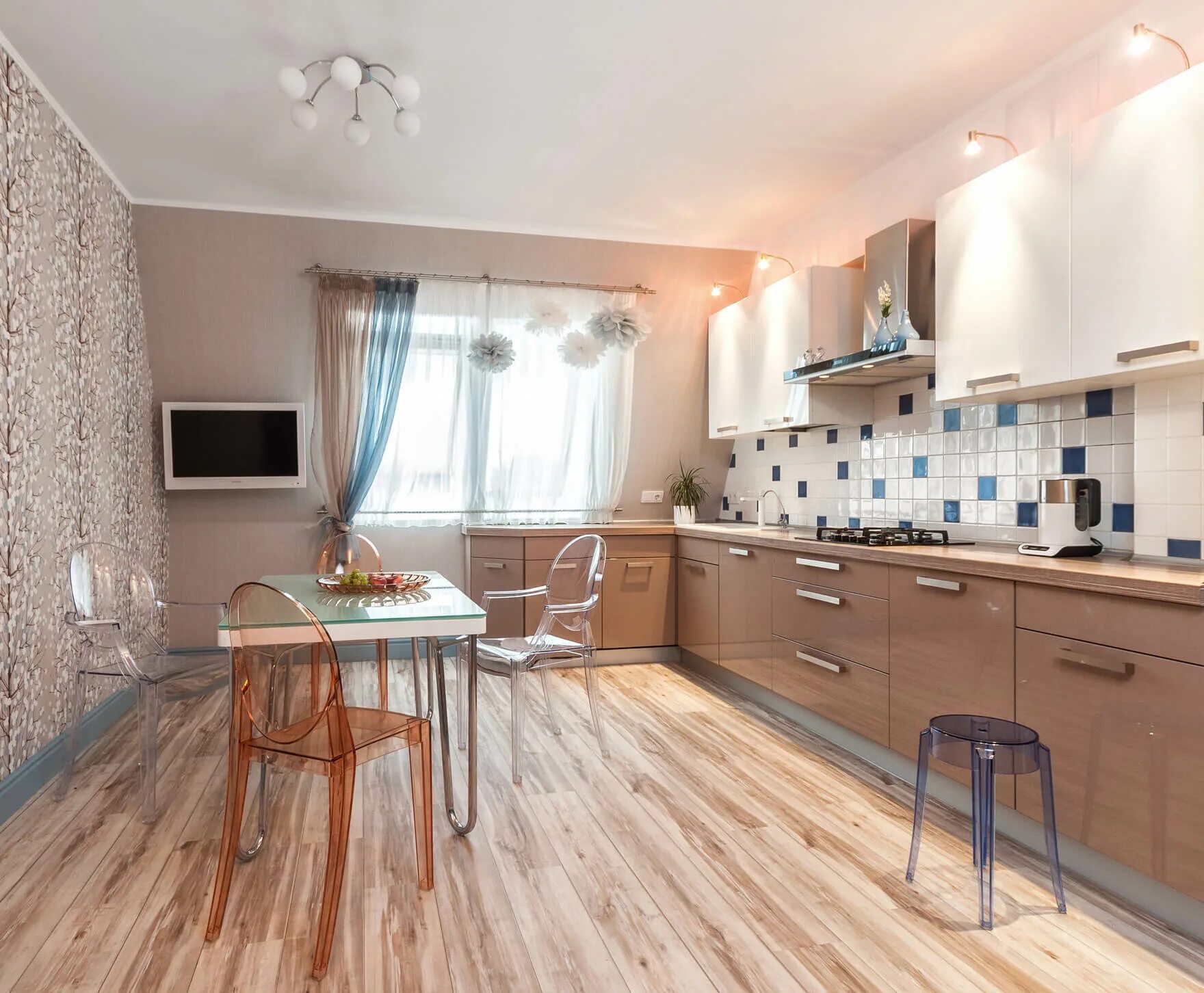 Кухня под обои фото Интерьер кухни в бежевых тонах делает атмосферу вашего дома теплой и уютной