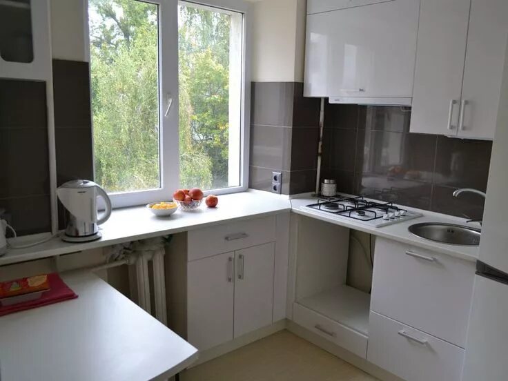 Кухня под окно в хрущевке фото Интерьер малогабаритной кухни в хрущевке (36 фото): видео-инструкция по оформлен