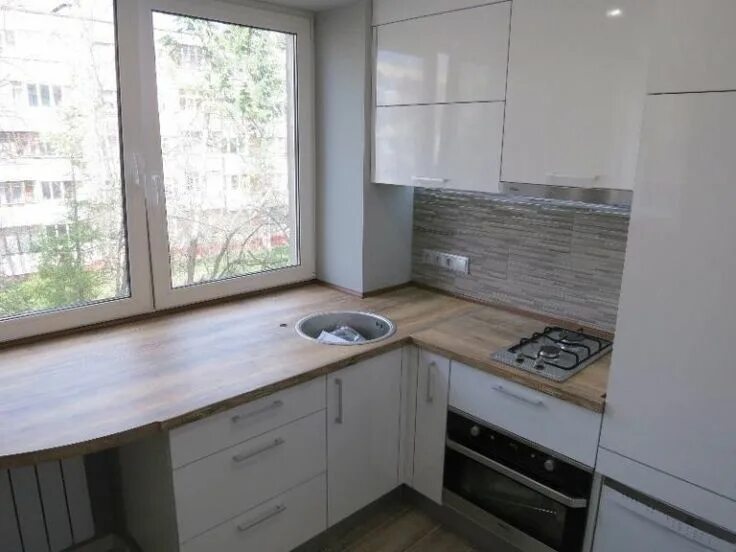 Кухня под окно в хрущевке фото Малогабаритные угловые кухни 5 кв. м: фото с холодильником DomoKed.ru Kitchen, H