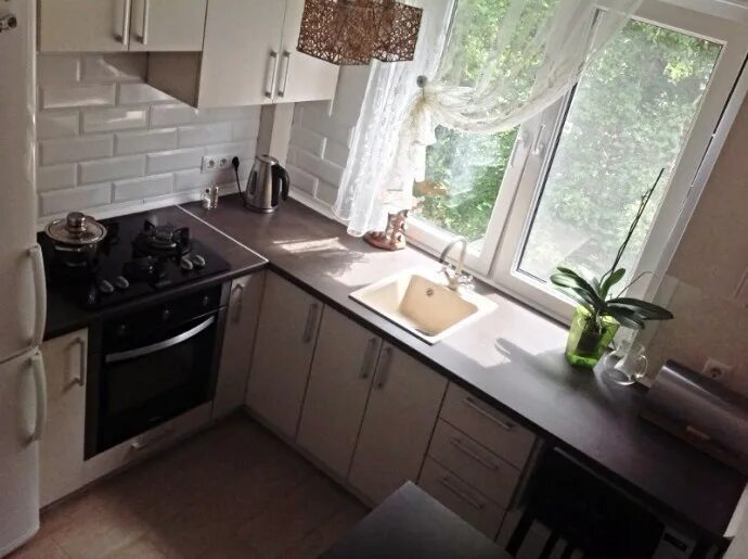Кухня под окно в хрущевке фото Как создать дизайн маленькой кухни площадью 5 кв.м: фото примеры и рекомендации 