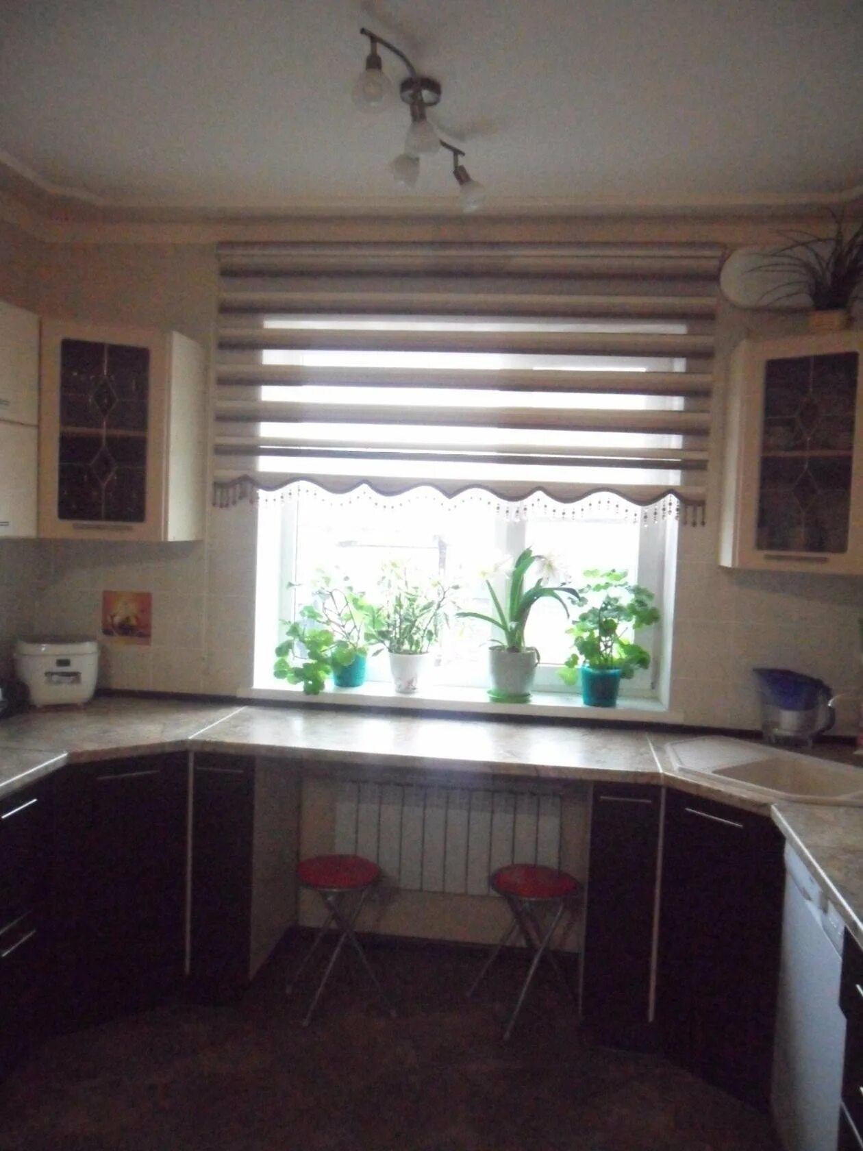 Кухня под окном батарея фото Кухня у окна с батареей - 68 фото